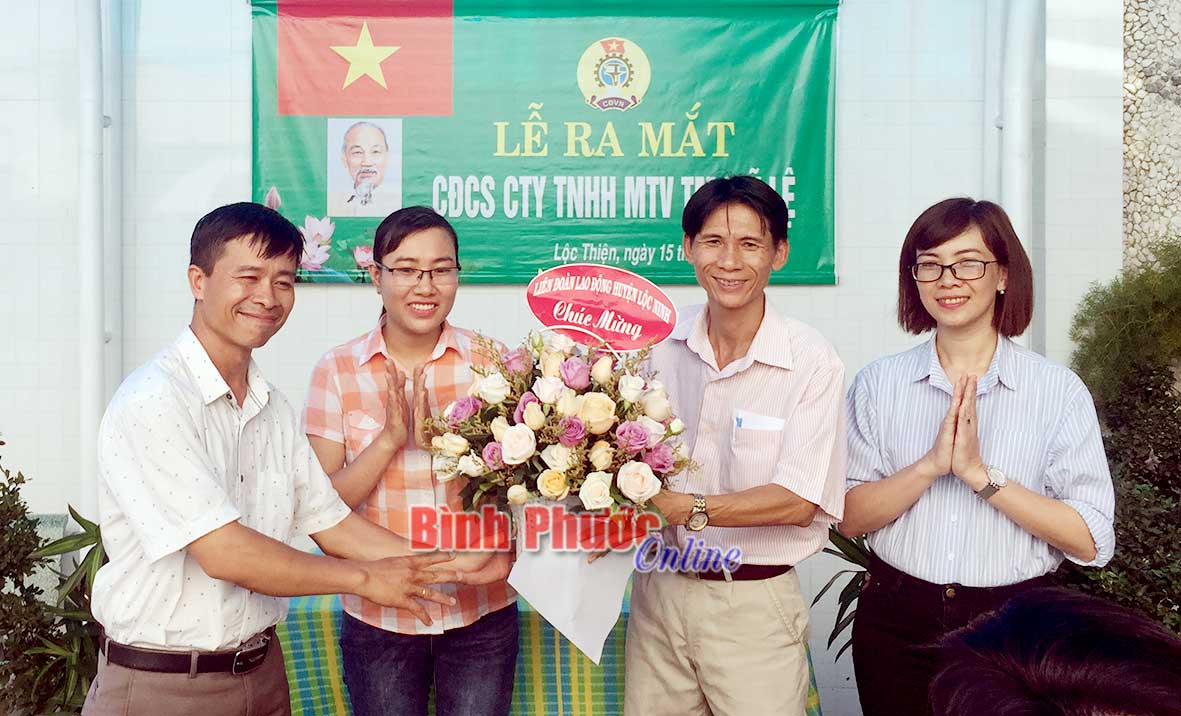 Phó chủ tịch Liên đoàn Lao động huyện Nguyễn Đức Quang tặng hoa chúc mừng Ban Chấp hành lâm thời Công đoàn công ty