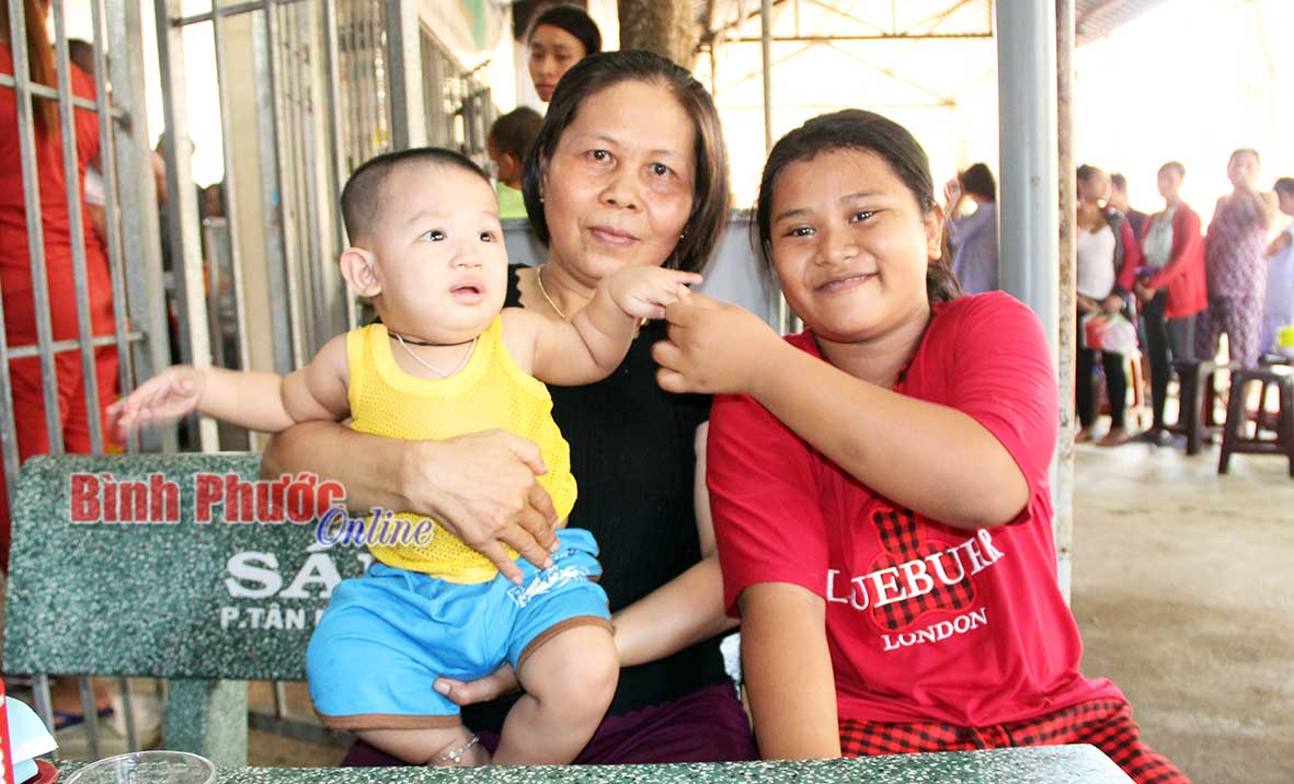 Cả 3 đứa trẻ do bà Trịnh Thị Kim Loan nhận nuôi, mỗi đứa một hoàn cảnh và đến với bà như một cái duyên