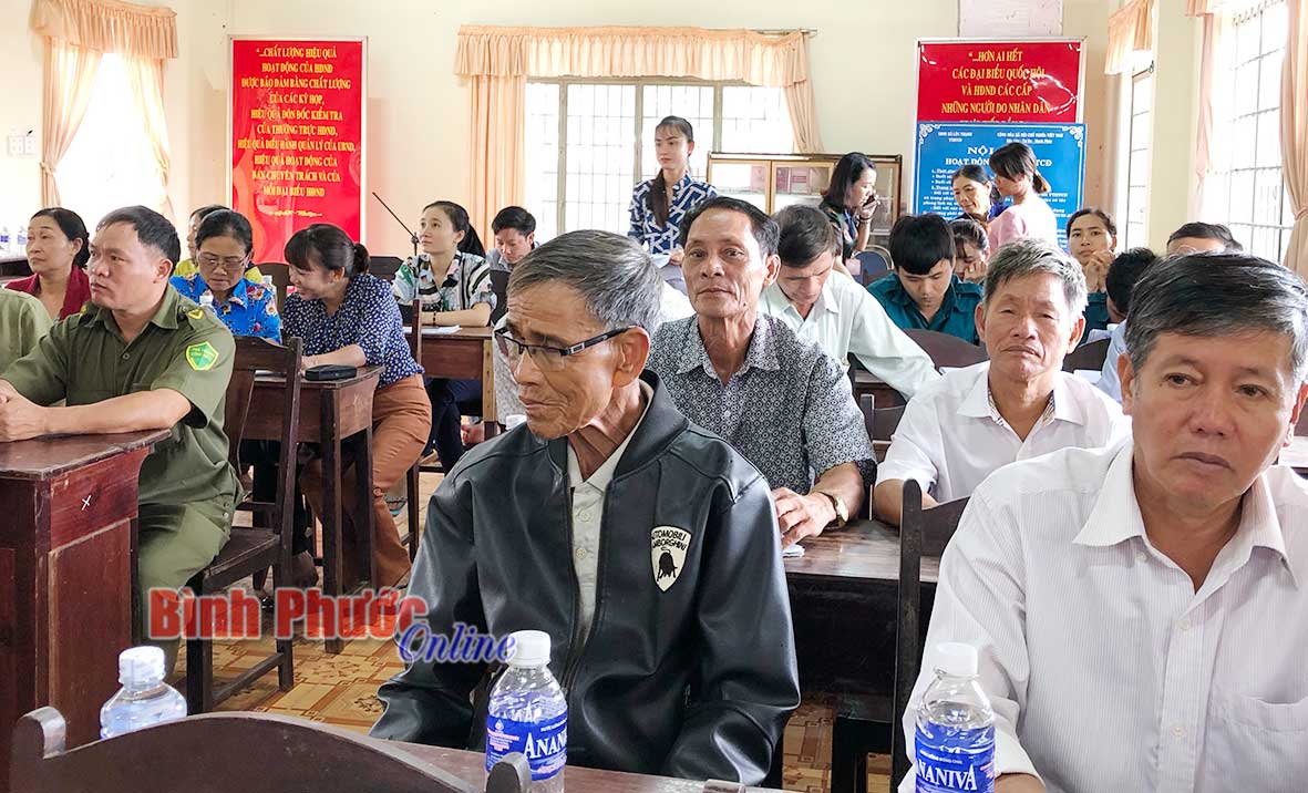 Cán bộ và nhân dân xã Lộc Thạnh dự nghe tuyên truyền, phổ biến pháp luật