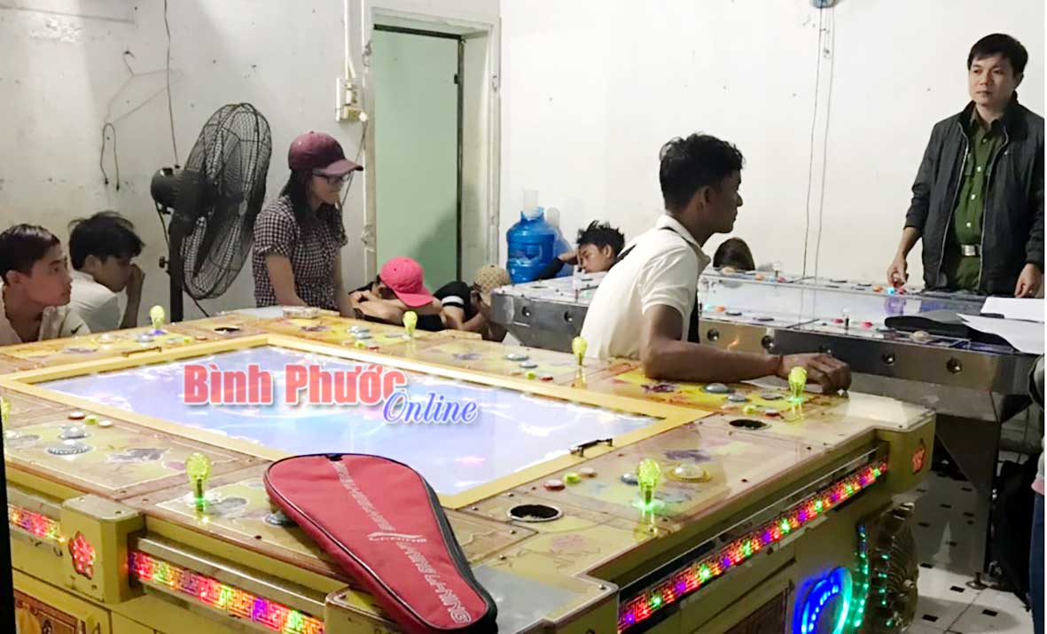 Công an xã Phú Riềng kiểm tra cơ sở kinh doanh game bắn cá ở thôn Phú Nguyên