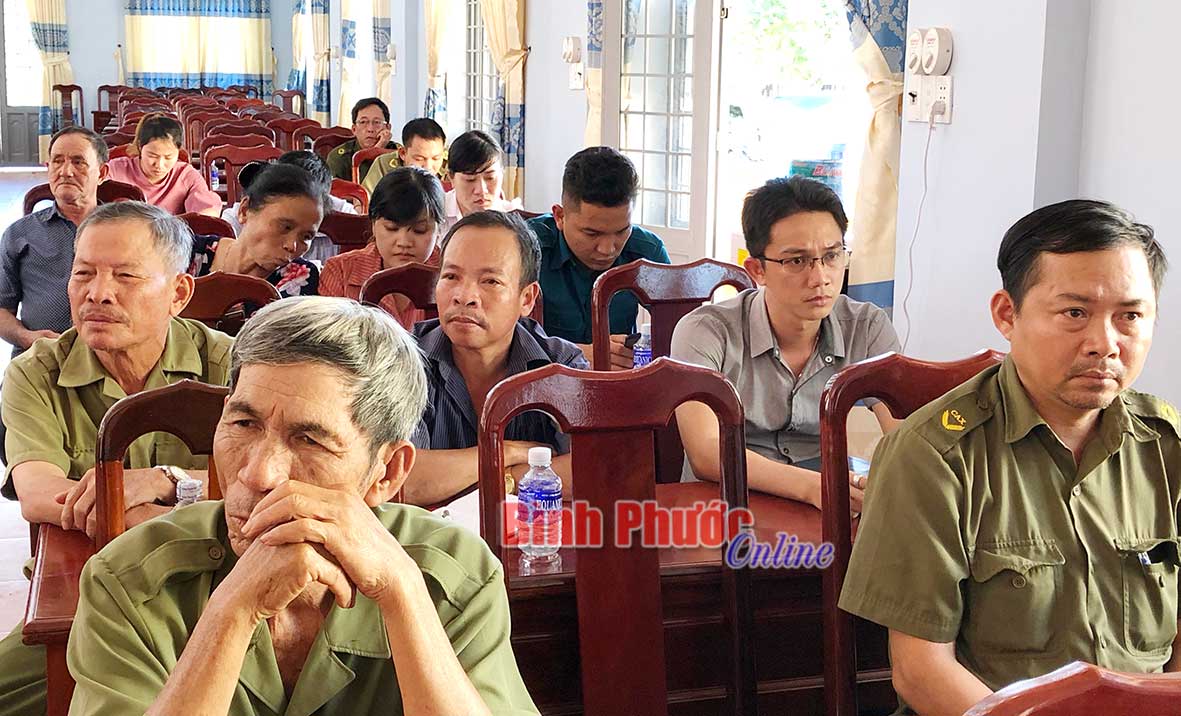 Công an xã và các hội đoàn thể xã Lộc Tấn, huyện Lộc Ninh thường xuyên tổ chức giao ban để thông báo tình hình an ninh trật tự địa bàn