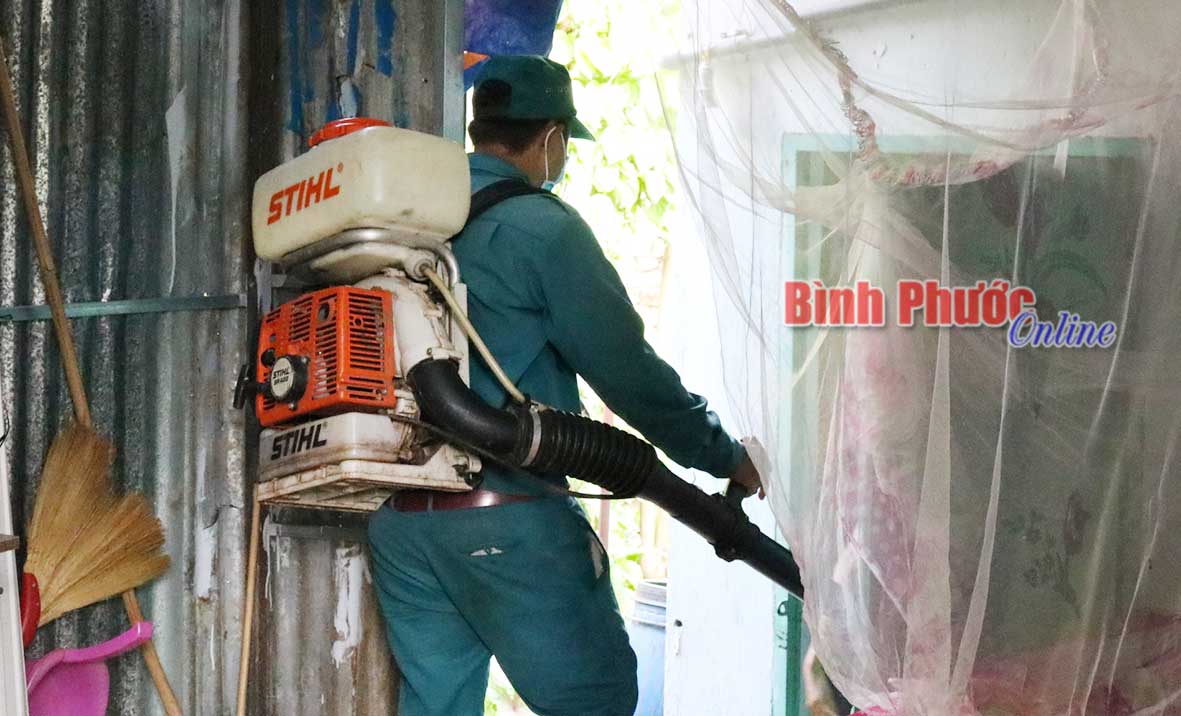 Phun hóa chất phòng chống dịch sốt xuất huyết tại nhà người dân ở xã Bình Tân.