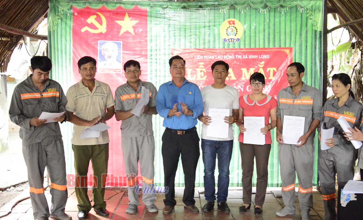 Trao quyết định kết nạp đoàn viên cho các công nhân thuộc Công ty TNHH vận tải Võ Minh Hoàng
