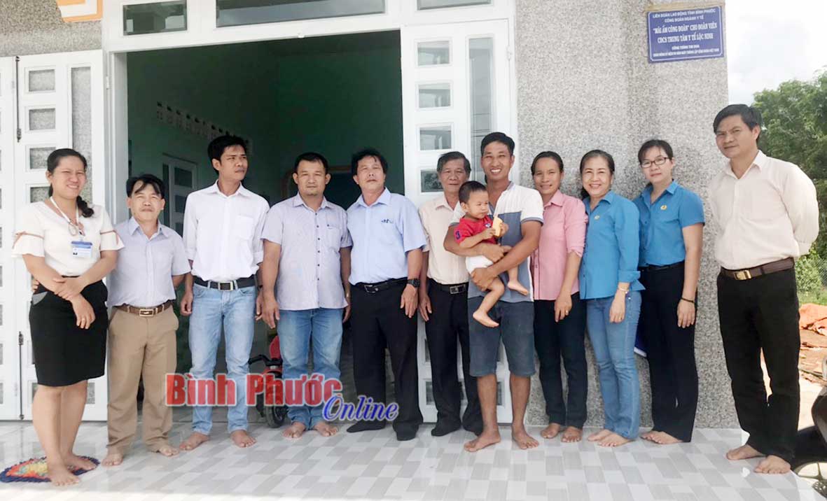 Lãnh đạo Công đoàn ngành y tế tỉnh, Công đoàn Trung tâm Y tế Lộc Ninh chung vui với gia đình chị Huyền trong ngày bàn giao “Mái ấm công đoàn”