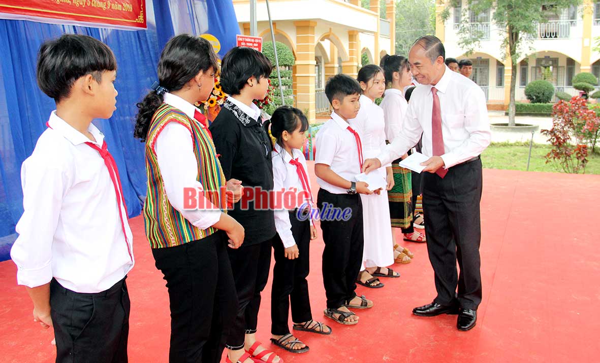 Phó chủ tịch UBND tỉnh Nguyễn Tiến Dũng trao học bổng tặng học sinh vượt khó học tốt tại lễ khai giảng năm học 2019-2020