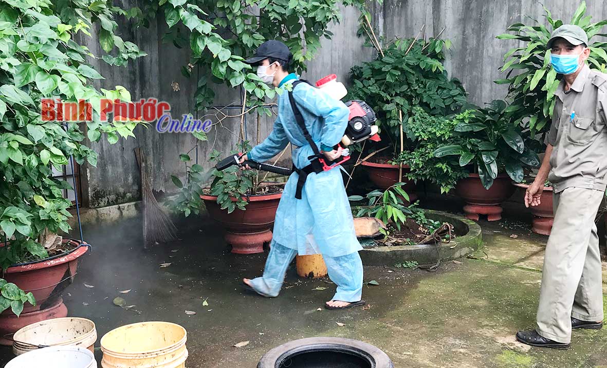 Tổ chức phun hóa chất chủ động tại ấp 5B, xã Lộc Tấn, huyện Lộc Ninh