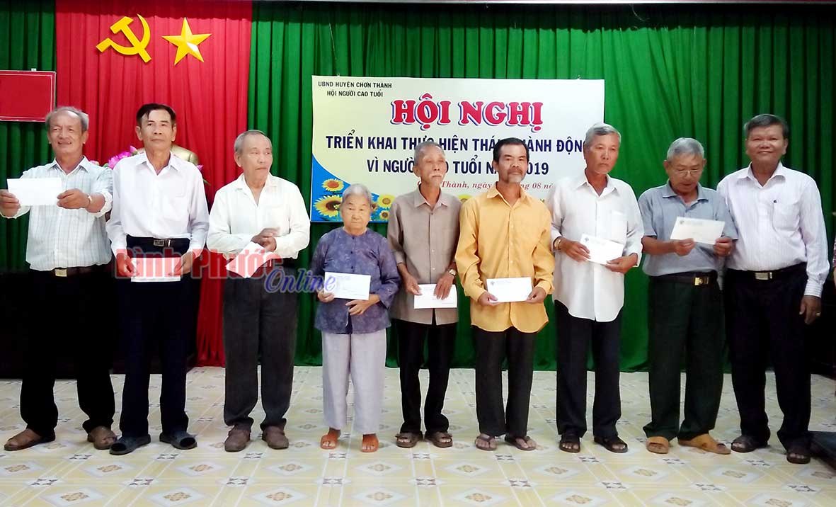 Lãnh đạo huyện Chơn Thành trao quà cho người cao tuổi có hoàn cảnh khó khăn