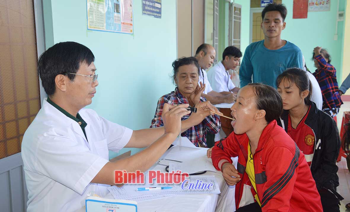 Các y, bác sĩ Bệnh xá K23 khám bệnh, cấp thuốc và tặng quà gia đình chính sách tại xã Tân Hòa, huyện Đồng Phú