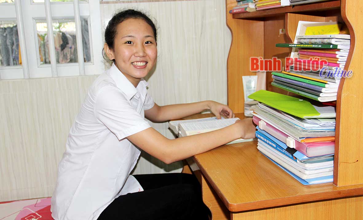 Em Vũ Thị Ngọc Linh bên góc học tập tại nhà