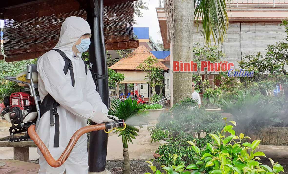 Nhân viên y tế phun hóa chất diệt muỗi trên địa bàn huyện Đồng Phú