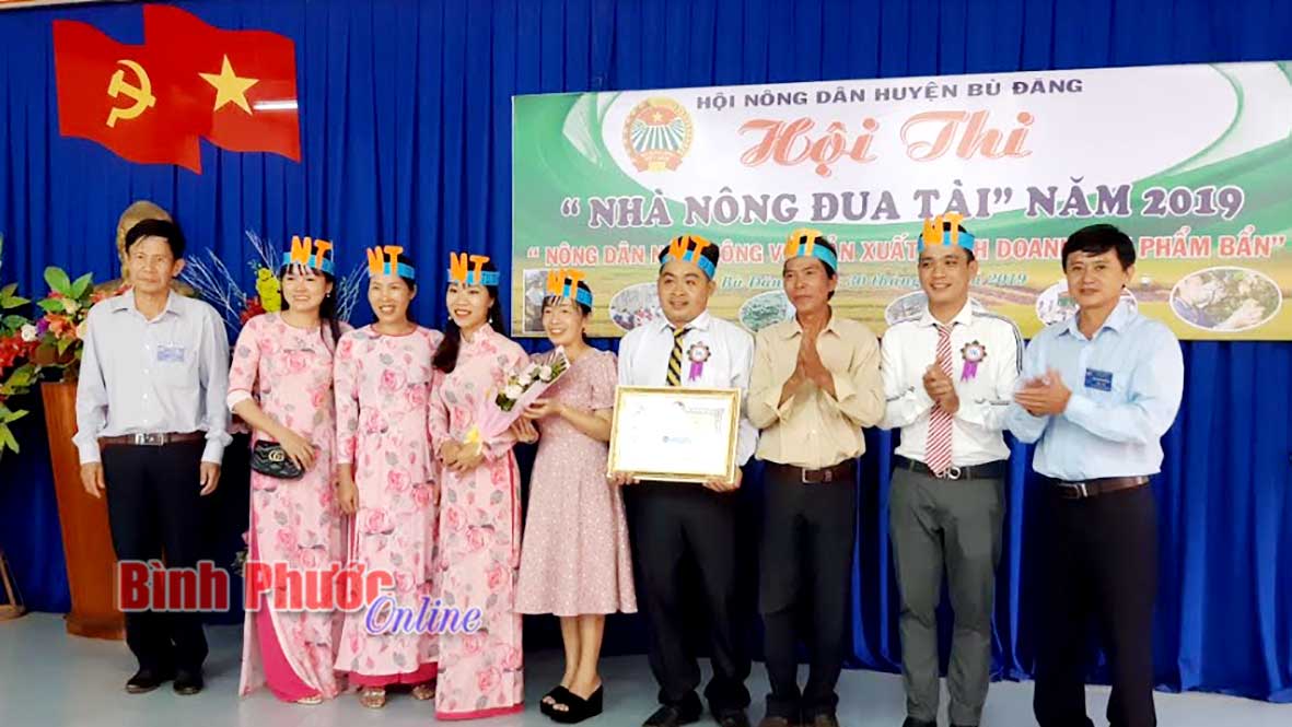Ban tổ chức trao giải nhất hội thi cho Hội nông dân xã Nghĩa Trung