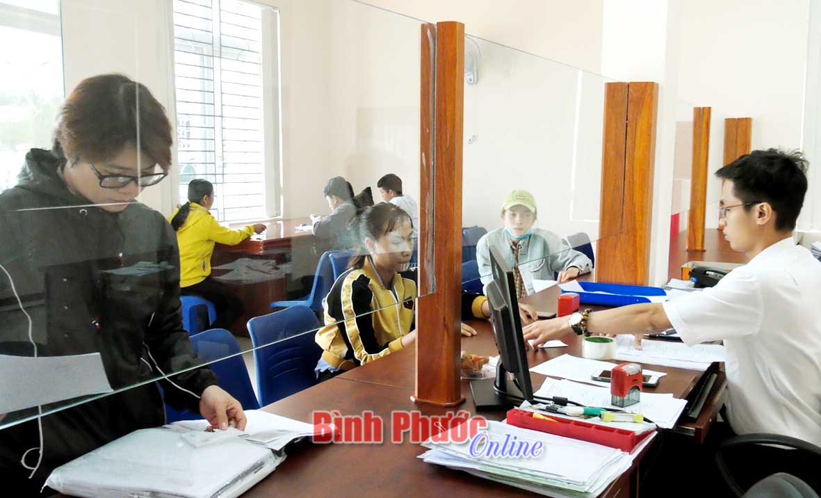 Người dân tham gia bảo hiểm y tế đến giao dịch tại cơ quan Bảo hiểm xã hội huyện Đồng Phú