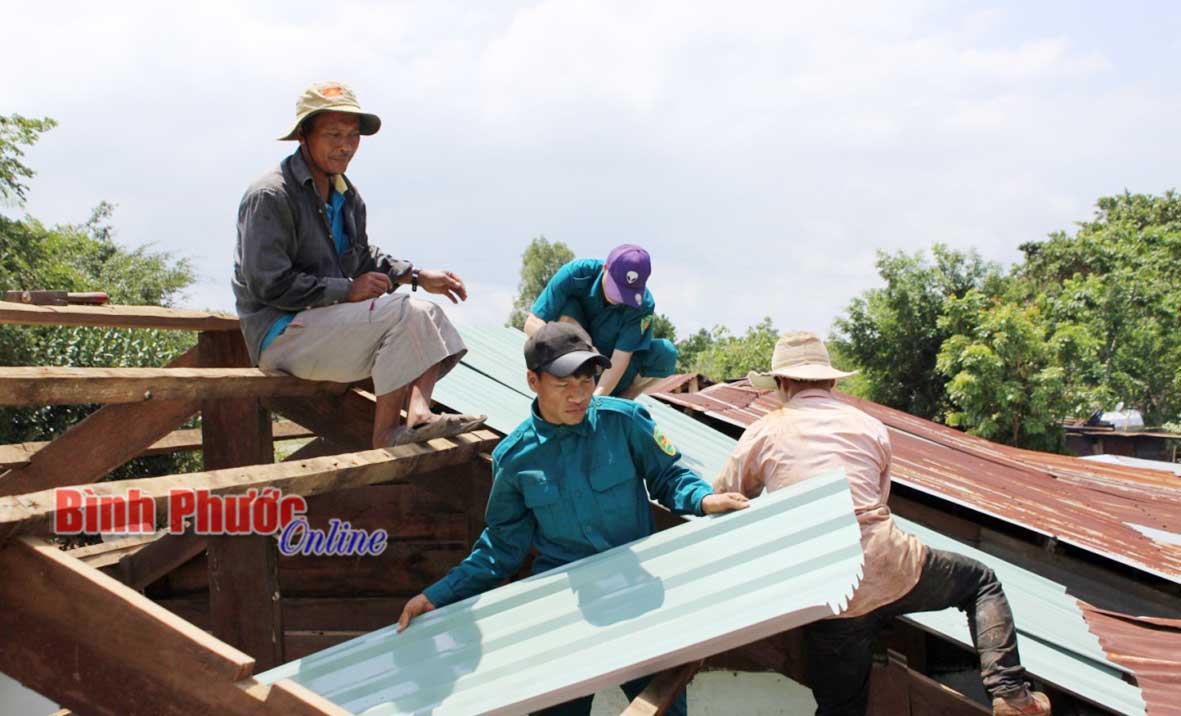 Lực lượng dân quân tự vệ giúp dân khắc phục hậu quả do thiên tai gây ra tại xã Thống Nhất, huyện Bù Đăng