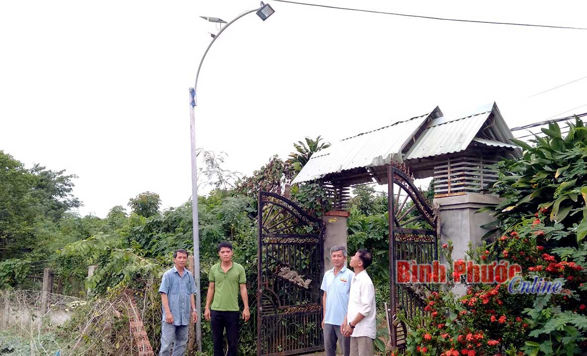 Đèn đường năng lượng mặt trời được người dân xã An Phú thí điểm lắp đặt đã mang lại hiệu quả