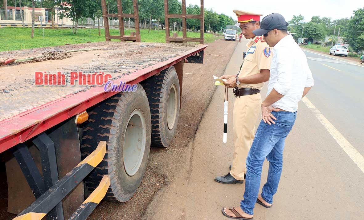 Lực lượng cảnh sát giao thông kiểm tra trên quốc lộ 14 đoạn qua xã Đồng Tâm (Đồng Phú) phát hiện xe đầu kéo lắp lốp xe không đúng kích cỡ
