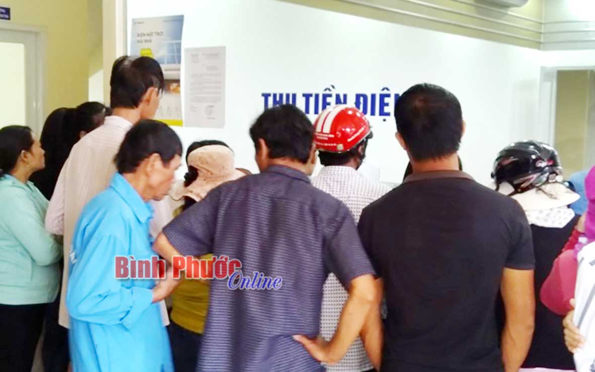 Nhân viên ngành bưu điện tỉnh chi trả lương hưu trí bằng tiền mặt tại điểm Bưu điện văn hóa phường Tiến Thành (Đồng Xoài) sáng 6-9-2019