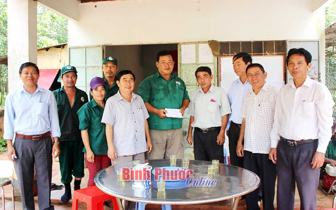 Chủ tịch Công đoàn Nông trường cao su Bình Minh Phan Văn Cảnh (thứ 2 từ phải qua) cùng lãnh đạo Công ty TNHH MTV cao su Bình Long, nông trường trao thưởng cho người lao động