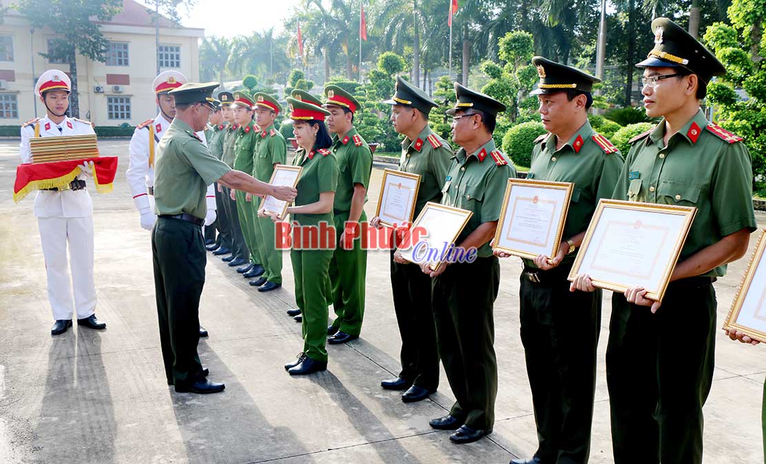 Khen thưởng đột xuất 35 tập thể và cá nhân