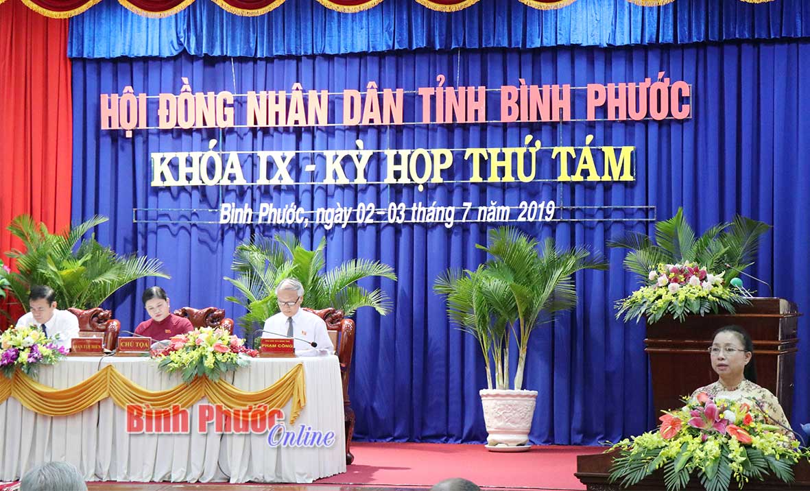 Chủ tịch UBMTTQVN tỉnh Lê Thị Xuân Trang thông báo công tác mặt trận tham gia xây dựng chính quyền tại kỳ họp