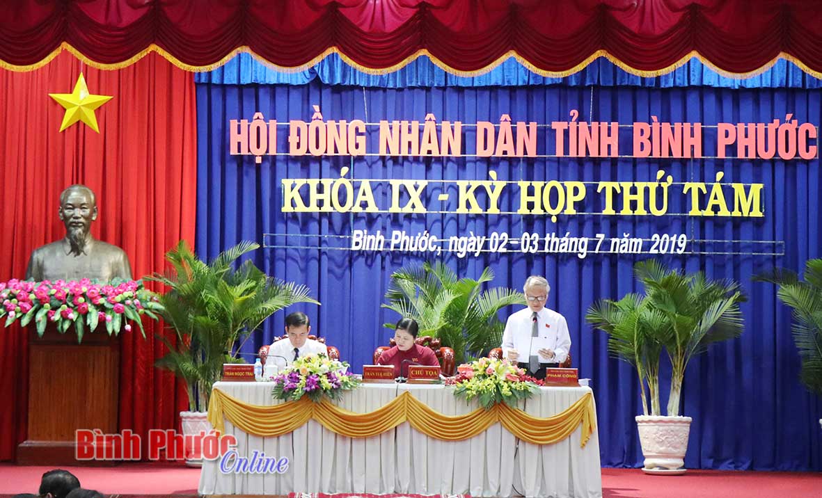 Phó chủ tịch HĐND tỉnh Phạm Công thay mặt đoàn chủ tịch điều hành kỳ họp