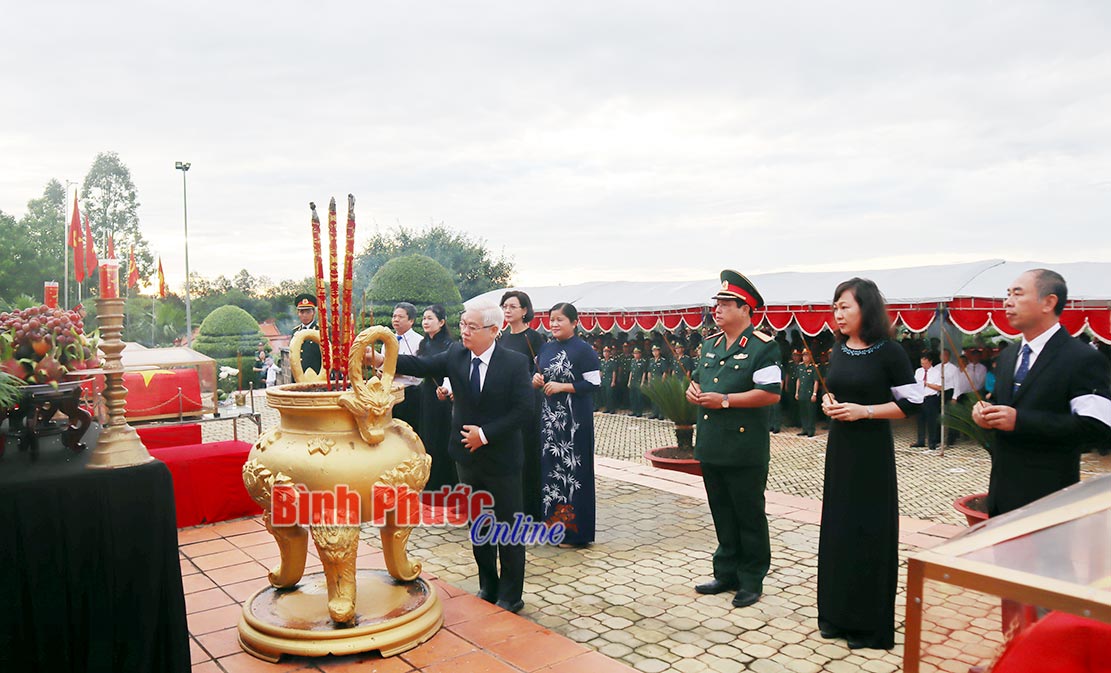 Lãnh đạo tỉnh viếng, truy điệu, an táng hài cốt liệt sĩ