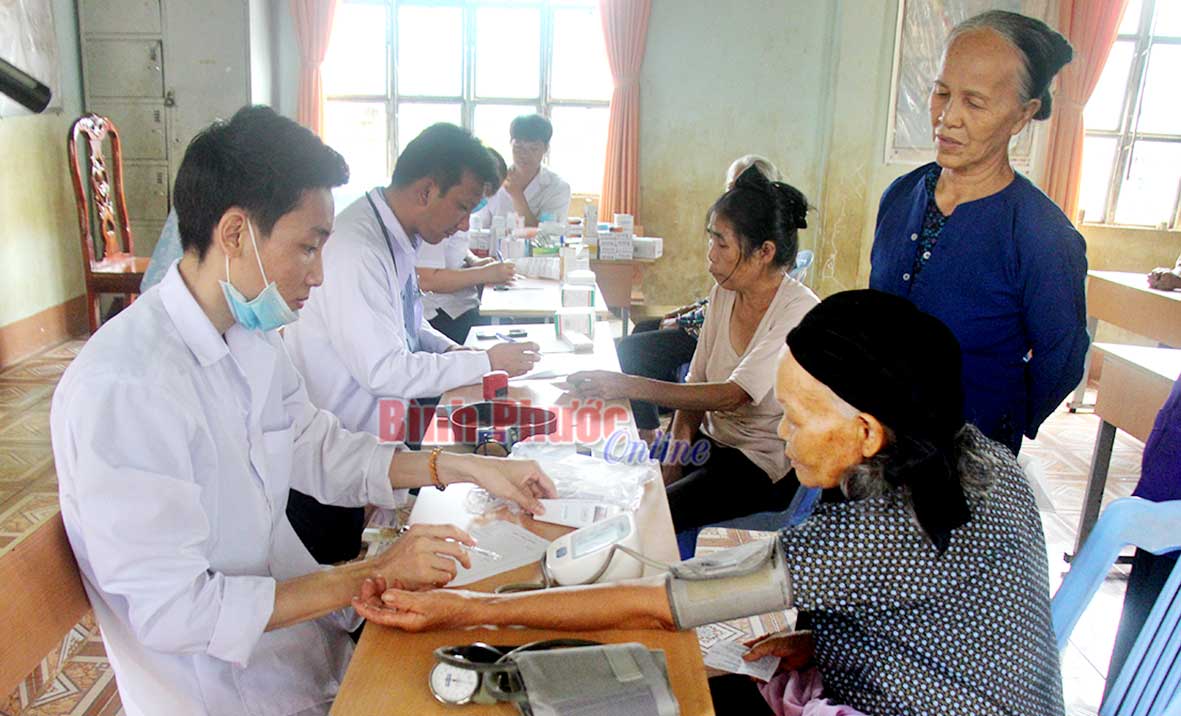 Hằng năm, xã Phước Minh vận động các đoàn thiện nguyện đến khám bệnh và phát thuốc miễn phí cho người nghèo, đồng bào DTTS trên địa bàn