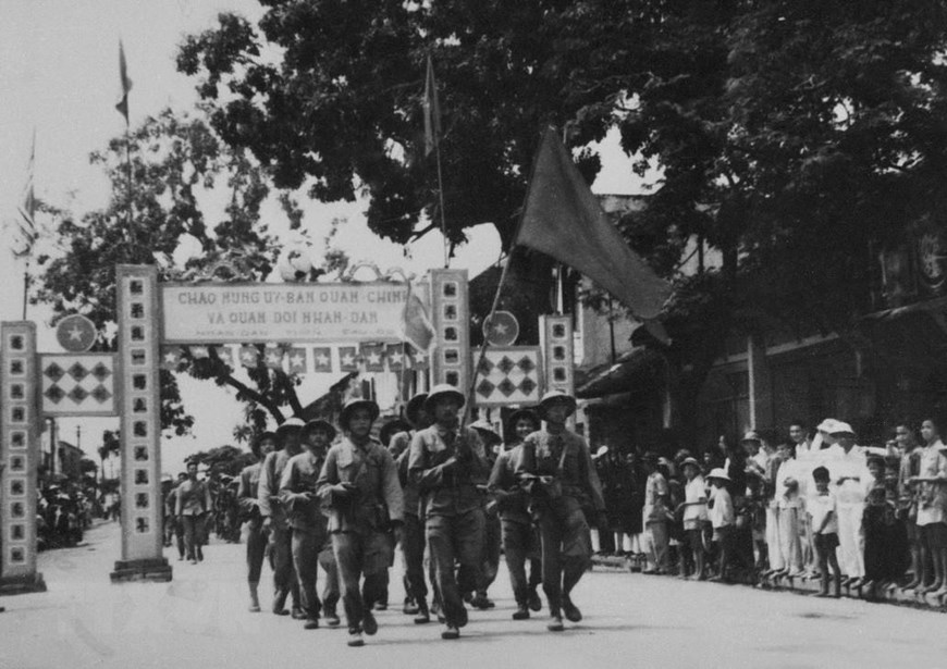  Qu&acirc;n đội nh&acirc;n d&acirc;n Việt Nam tiếp quản thị x&atilde; H&agrave; Đ&ocirc;ng, ng&agrave;y 6/10/1954. (Ảnh: TTXVN)