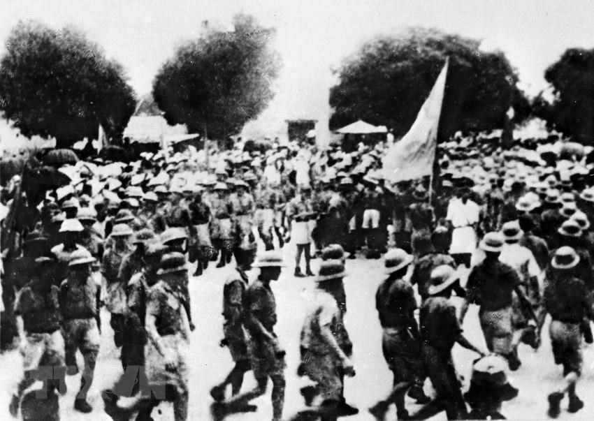  Ng&agrave;y 14/8/1945, đội du k&iacute;ch Ba Tơ tiến về thị x&atilde; Quảng Ng&atilde;i, c&ugrave;ng nh&acirc;n d&acirc;n khởi nghĩa gi&agrave;nh ch&iacute;nh quyền. (Ảnh: Tư liệu TTXVN)