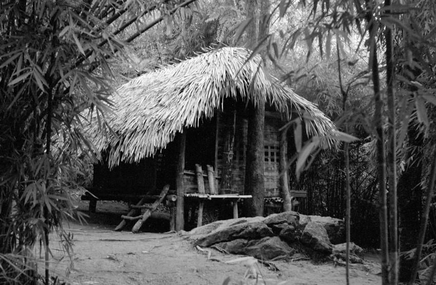  L&aacute;n N&agrave; Nưa (Tuy&ecirc;n Quang) - nơi B&aacute;c Hồ l&agrave;m việc trong những ng&agrave;y ở chiến khu Việt Bắc. Những văn kiện, chỉ thị, c&aacute;c chủ trương kế hoạch đều được B&aacute;c khởi thảo từ căn l&aacute;n n&agrave;y. Tại đ&acirc;y, B&aacute;c Hồ đ&atilde; triệu tập hội nghị c&aacute;n bộ ng&agrave;y 4/6/1945, quyết định thống nhất chiến khu th&agrave;nh Khu giải ph&oacute;ng, thống nhất c&aacute;c lực lượng vũ trang th&agrave;nh Qu&acirc;n giải ph&oacute;ng. (Ảnh: TTXVN)