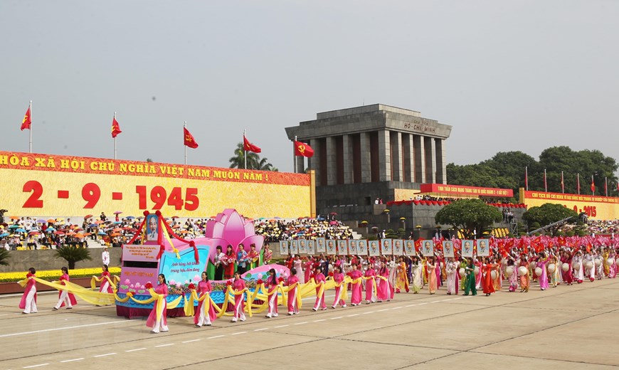  &ETH;ộc lập, tự do, hạnh ph&uacute;c l&agrave; l&yacute; tưởng chiến đấu, l&agrave; lẽ sống, l&agrave; hệ gi&aacute; trị v&ocirc; gi&aacute; m&agrave; Chủ tịch Hồ Ch&iacute; Minh đề ra cho việc x&acirc;y dựng đất nước, trước đ&acirc;y cũng như hiện nay. V&igrave; l&yacute; tưởng ấy, v&igrave; hệ gi&aacute; trị ấy, suốt 74 năm qua, nh&acirc;n d&acirc;n ta đ&atilde; một l&ograve;ng theo &ETH;ảng, theo B&aacute;c l&agrave;m C&aacute;ch mạng Th&aacute;ng T&aacute;m th&agrave;nh c&ocirc;ng, tiến h&agrave;nh thắng lợi c&aacute;c cuộc kh&aacute;ng chiến thống nhất v&agrave; bảo vệ Tổ quốc, v&agrave; ng&agrave;y nay đang từng bước x&acirc;y dựng một nước Việt Nam h&ograve;a b&igrave;nh, thống nhất, độc lập, d&acirc;n chủ v&agrave; gi&agrave;u mạnh. (Nguồn: TTXVN)