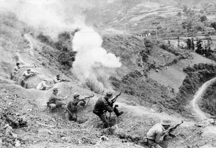  Trải qua chiến tranh &aacute;c liệt, nh&acirc;n d&acirc;n ta c&agrave;ng th&ecirc;m tr&acirc;n trọng những gi&aacute; trị của độc lập v&agrave; tự do - quyền thi&ecirc;ng li&ecirc;ng nhất của mọi d&acirc;n tộc. Khi độc lập, tự do bị x&acirc;m phạm th&igrave; cả d&acirc;n tộc đ&atilde; ki&ecirc;n quyết đứng l&ecirc;n chiến đấu đến c&ugrave;ng để giữ vững v&agrave; bảo vệ nền độc lập v&agrave; tự do ấy. Trong ảnh: Chiến sỹ c&ocirc;ng an vũ trang dũng cảm chiến đấu giữ vững ph&aacute;o đ&agrave;i Đồng Đăng (Lạng Sơn) trong cuộc chiến đấu bảo vệ bi&ecirc;n giới ph&iacute;a Bắc, th&aacute;ng 2/1979. (Ảnh: Tạ Hải/TTXVN)