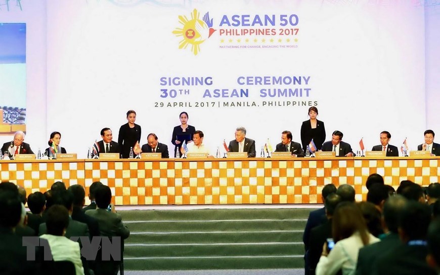  Thủ tướng Nguyễn Xuân Phúc (thứ tư, từ trái sang) và các Trưởng đoàn ký kết các văn kiện, tại Hội nghị Cấp cao ASEAN lần thứ 30 ở Thủ đô Manila (Philippines), chiều 29/4/2017. (Ảnh: Thống Nhất/TTXVN)