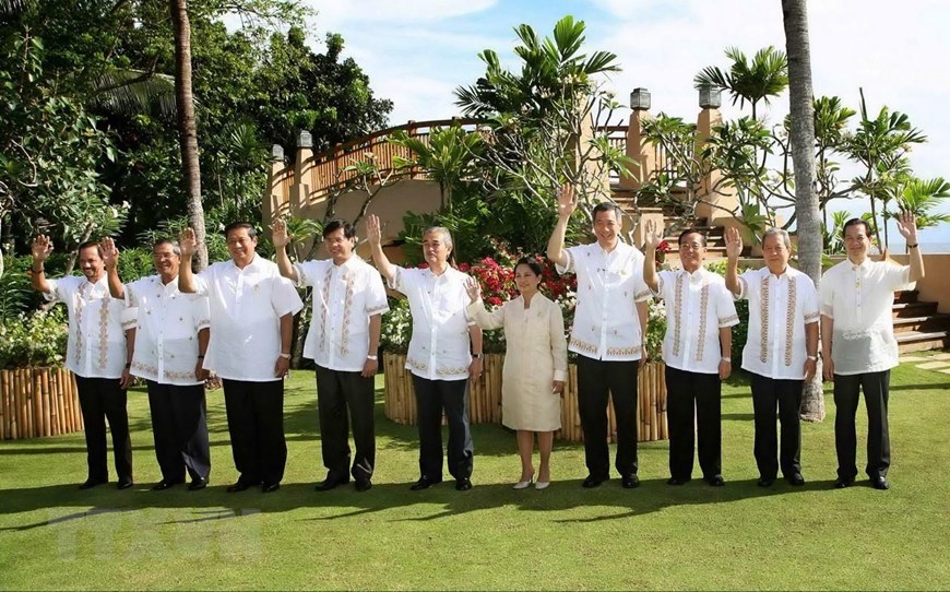 Thủ tướng Nguyễn Tấn Dũng (ngoài cùng, bên phải) và các Trưởng đoàn tại Hội nghị Cấp cao ASEAN lần thứ 12 ở Cebu, Philippines, chiều 13/1/2007. (Ảnh: Đức Tám/TTXVN)
