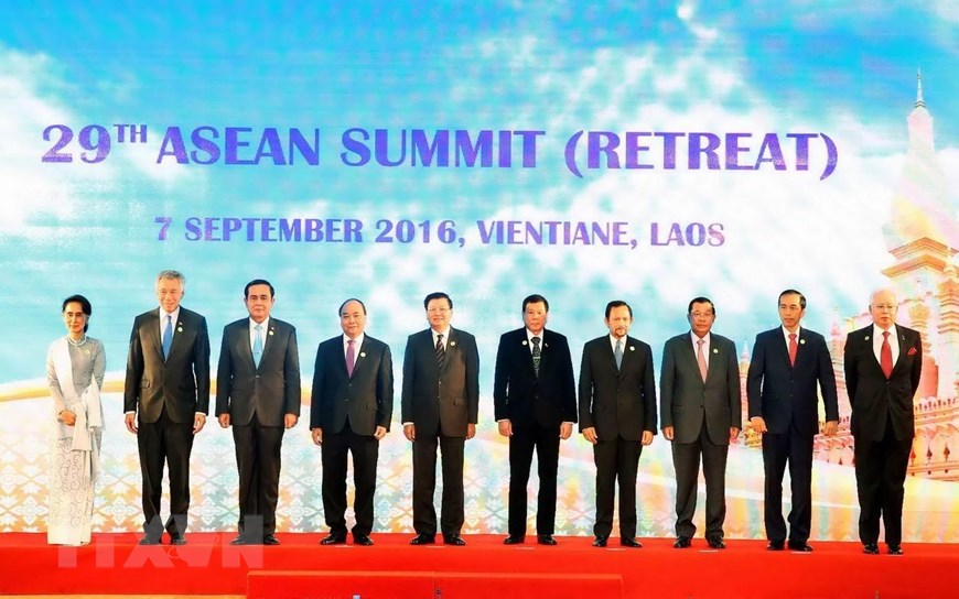  Thủ tướng Nguyễn Xuân Phúc (thứ tư, từ trái sang) và các Trưởng đoàn dự phiên họp hẹp Hội nghị Cấp cao ASEAN lần thứ 29, sáng 7/9/2016, tại Thủ đô Vientiane (Lào). (Ảnh: Thống Nhất/TTXVN)
