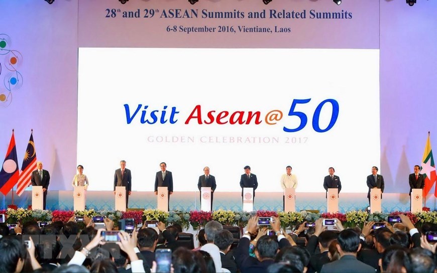  Ngày 6/9/2016, tại Thủ đô Vientiane (Lào), Thủ tướng Nguyễn Xuân Phúc và các Trưởng đoàn dự Hội nghị Cấp cao ASEAN lần thứ 28 và 29 nhấn nút khởi động Chiến dịch Du lịch ASEAN@50. (Ảnh: Thống Nhất/TTXVN)