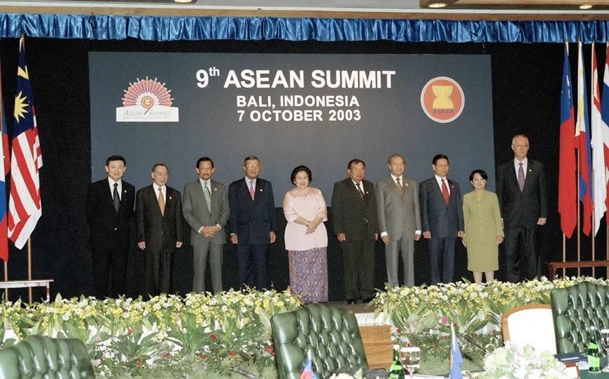  Thủ tướng Phan Văn Khải (thứ hai, từ trái sang) và các Trưởng đoàn tại Phiên khai mạc Hội nghị Cấp cao ASEAN lần thứ 9, ngày 7/10/2003, tại Bali, Indonesia. (Ảnh: Thế Thuần/TTXVN)