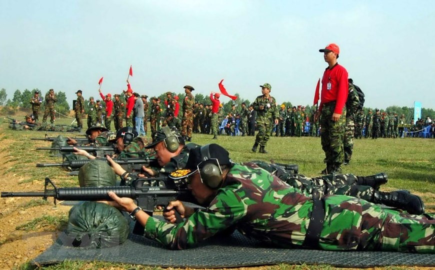  Các vận động viên thi bắn bài 5 môn súng trường nam tại Giải bắn súng quân dụng Quân đội các nước ASEAN lần thứ 16, tổ chức tháng 12/2006 ở Trung tâm Huấn luyện quân sự Miếu Môn, Hà Nội. (Ảnh: Việt Đức/TTXVN)