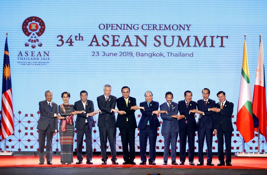  Thủ tướng Nguyễn Xuân Phúc (thứ năm, từ phải sang) và các Trưởng đoàn tại Lễ khai mạc Hội nghị Cấp cao ASEAN lần thứ 34 ở Bangkok (Thái Lan), sáng 23/6/2019. (Ảnh: Thống Nhất/TTXVN)