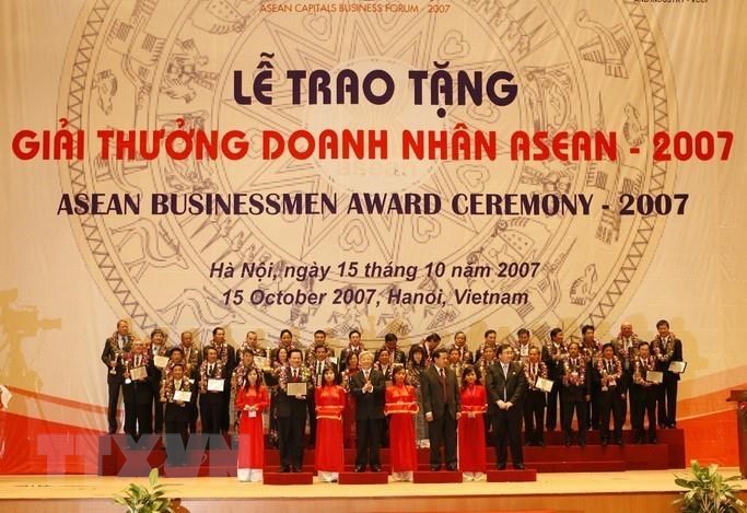  Lễ trao Giải thưởng Doanh nhân ASEAN 2007 tại Trung tâm Hội nghị quốc gia (Hà Nội), tối 15/10/2007. (Ảnh: Trí Dũng/TTXVN)