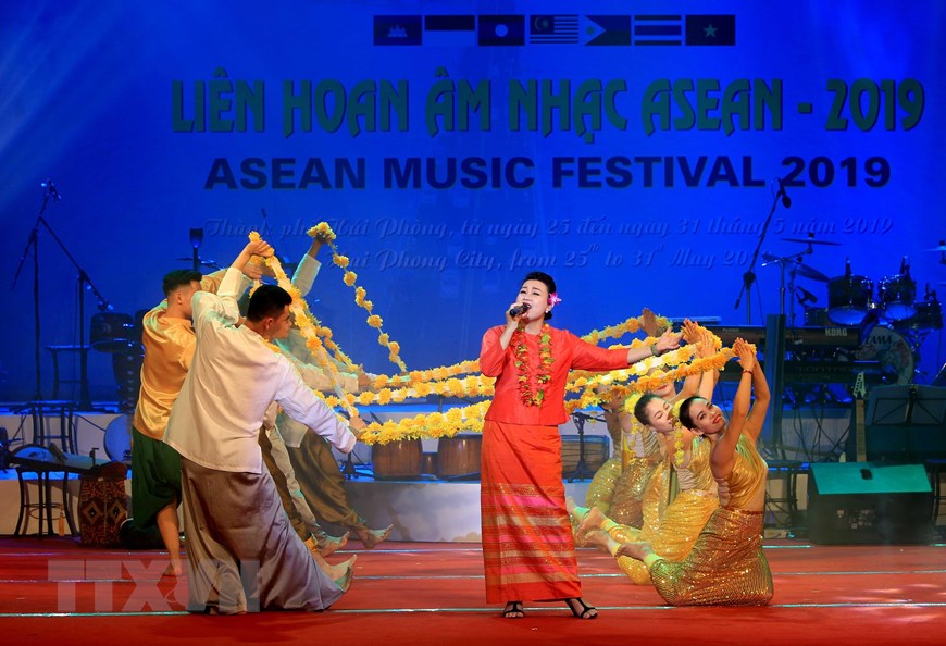  Biểu diễn văn nghệ trong Lễ khai mạc Liên hoan Âm nhạc ASEAN năm 2019 tại Hải Phòng, tối 25/5/2019. (Ảnh: An Đăng/TTXVN)
