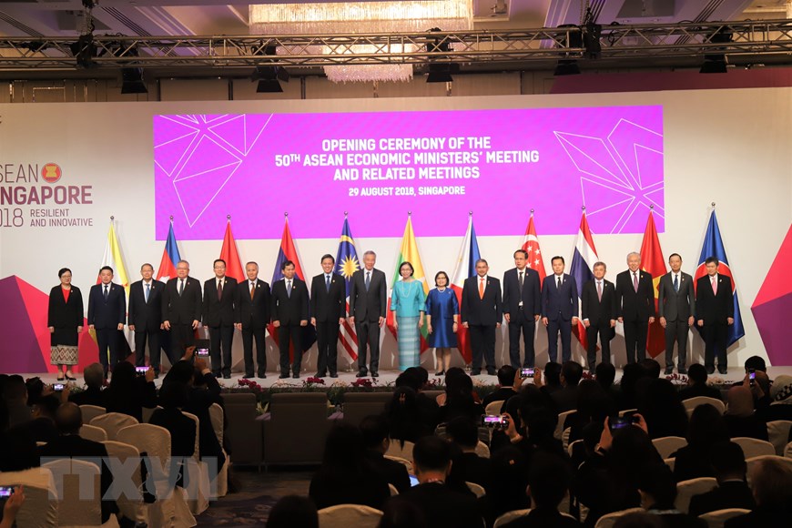  Các Bộ trưởng Kinh tế, đại diện lãnh đạo kinh tế từ 10 quốc gia thành viên ASEAN và các nước đối tác chụp ảnh chung tại phiên khai mạc Hội nghị Bộ trưởng Kinh tế ASEAN lần thứ 50 ở Singapore, ngày 29/8/2018. (Ảnh: Việt Dũng/TTXVN)
