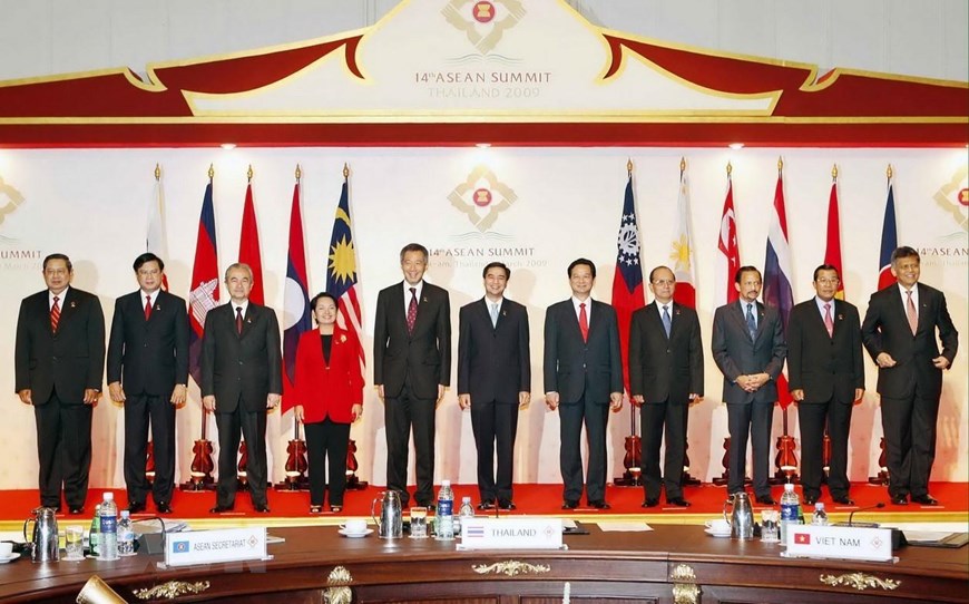 Thủ tướng Nguyễn Tấn Dũng (thứ năm, từ phải sang) và các Trưởng đoàn tại Lễ khai mạc Hội nghị Cấp cao ASEAN lần thứ 14 ở Hua Hin (Thái Lan), ngày 29/2/2009. (Ảnh: Đức Tám/TTXVN)