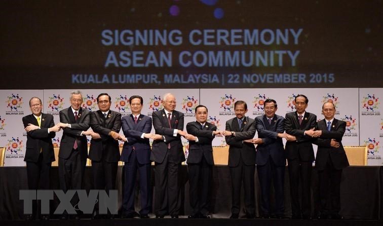  Thủ tướng Nguyễn Tấn Dũng (thứ tư, từ trái sang) cùng các nhà lãnh đạo ASEAN tại Lễ ký Tuyên bố Kuala Lumpur 2015 về việc thành lập Cộng đồng ASEAN 2015, tầm nhìn 2015, ngày 22/11/2015, tại Kuala Lumpur (Malaysia). (Ảnh: Tư liệu TTXVN)
