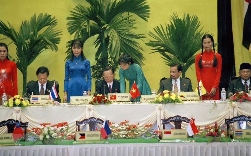  Thủ tướng Phan Văn Khải và các Trưởng đoàn ký Tuyên bố Hà Nội, tại Hội nghị Cấp cao ASEAN lần thứ VI, diễn ra ở Thủ đô Hà Nội trong hai ngày 15-16/12/1998. (Ảnh: Minh Điền/TTXVN)