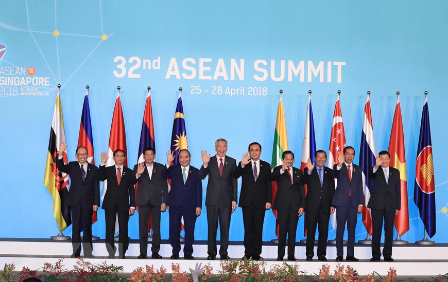  Thủ tướng Nguyễn Xuân Phúc (thứ tư, từ trái sang) và các Trưởng đoàn dự Hội nghị Cấp cao ASEAN lần thứ 32, sáng 28/4/2018, tại Singapore. (Ảnh: Thống Nhất/TTXVN)