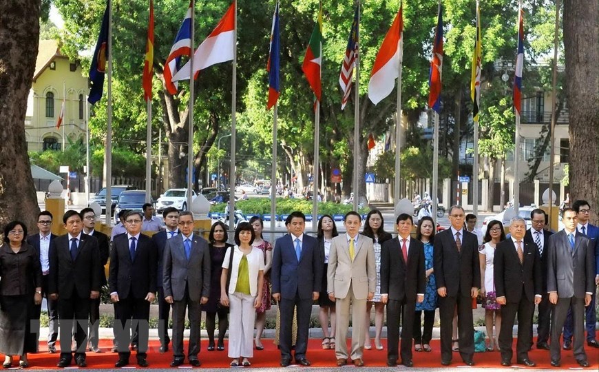  Các đại biểu dự Lễ thượng cờ ASEAN tại Trụ sở Bộ Ngoại giao Việt Nam, sáng 8/8/2016, nhân kỷ niệm 49 năm Ngày thành lập ASEAN (8/8/1967-8/8/2016). (Ảnh: Nguyễn Khang/TTXVN)