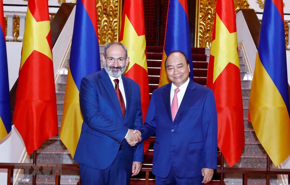 Thủ tướng Nguyễn Xuân Phúc và Thủ tướng Cộng hòa Armenia Nikol Pashinyan chụp ảnh chung tại Trụ sở Chính phủ. (Ảnh: Thống Nhất/TTXVN)