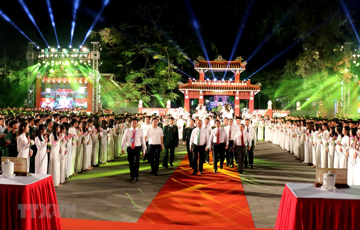 Thủ tướng Nguyễn Xuân Phúc dự chương trình cầu truyền hình trực tiếp “Bài ca kết đoàn” tại Thừa Thiên-Huế. (Ảnh: Tường Vi/TTXVN)
