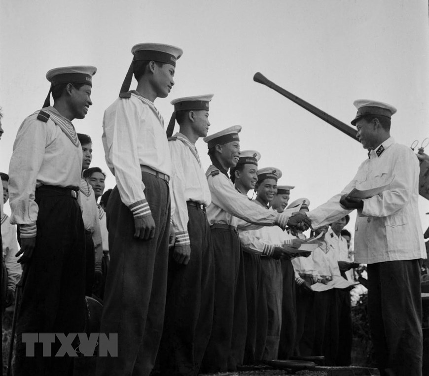  Những chiến sỹ Hải quân chiến thắng trong trận đánh đuổi tàu khu trục Maddox ngày 2/8/1964 được tặng Bằng khen của Quân chủng Hải quân. (Ảnh: Đoàn Tý/TTXVN)