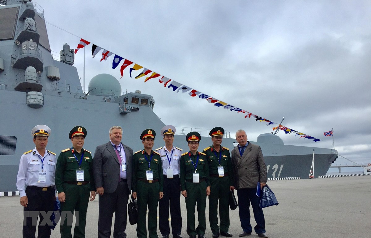 Phó Tổng Tham mưu trưởng Quân đội nhân dân Việt Nam Nguyễn Tân Cương và đoàn thăm chiến hạm Đô đốc Kasatonov. (Ảnh: Hồng Quân/TTXVN)